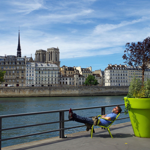 Mann im Liegestuhl an der Seine